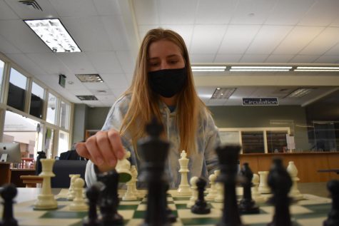 Wendy Werner ‘22 places the knight on space F3 in a chess game in the Learning Commons March 3. The Chess Club met for their first meeting of the year after going full remote. “I’ve always enjoyed this games for all the challenges it provides and fun atmosphere,” Werner said.
