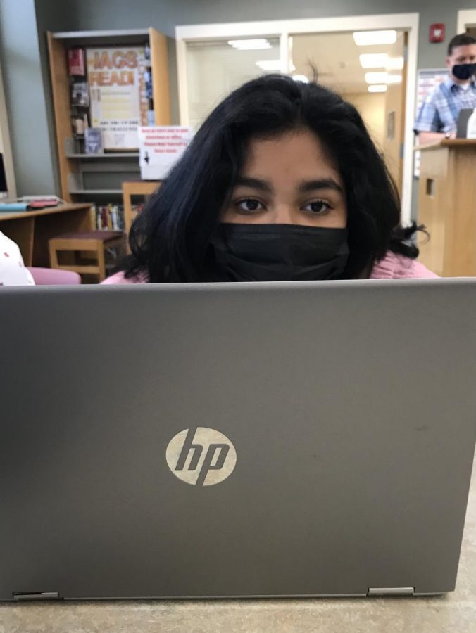 Roshni Krishnan ‘25 studies for AP Human Geography on her computer. 