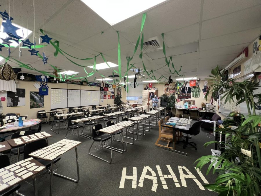 Math+teacher+Tony+Koys+classroom+is+decorated+with+sticky+notes+by+math+teacher+Austin+Bennetts+class.+The+act+of+sticky-noting+the+classroom+was+part+of+a+friendly+feud+between+Koy+and+Bennett.+%E2%80%9CMr.+Bennett+is+a+bully%2C%E2%80%9D+Koy+said.+%E2%80%9CI+don%E2%80%99t+understand+why+he+insists+on+picking+on+me+but+for+some+reason+he+does.+I+feel+like+I%E2%80%99ve+done+nothing+wrong+in+this+situation+and+Mr.+Bennett+has+targeted+me.%E2%80%9D