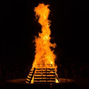 The Homecoming Bonfire burns in the night Sept. 21. According to Fire Science, the fire was approximately 25 ft. high and 500 degrees Celsius. “The Homecoming Bonfire is always a cool tradition to be a part of and it’s cool to see the fire itself and how high it can get,” Mason Conrad ‘24 said.